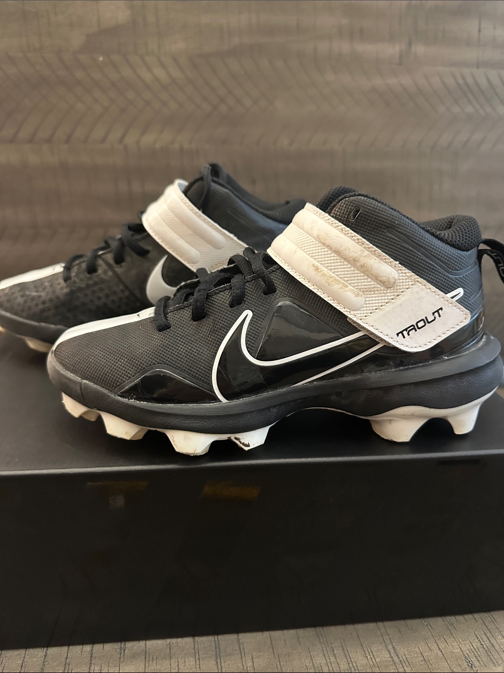 Nike Trout Youth Black And White Molded Cleats With Velcro Strap